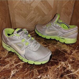 Nike women's Dual Fusion running shoes sneaker silver size 8.5. 021